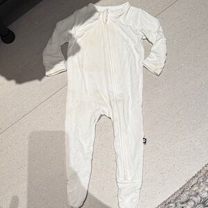 Kyte BABY White zipper onesie